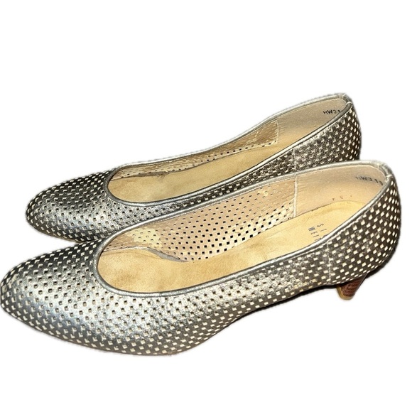 Stuart Weitzman Auth $399 Women's Gold Leather Cutout Accent Pumps Size 7.5M - Picture 5 of 11